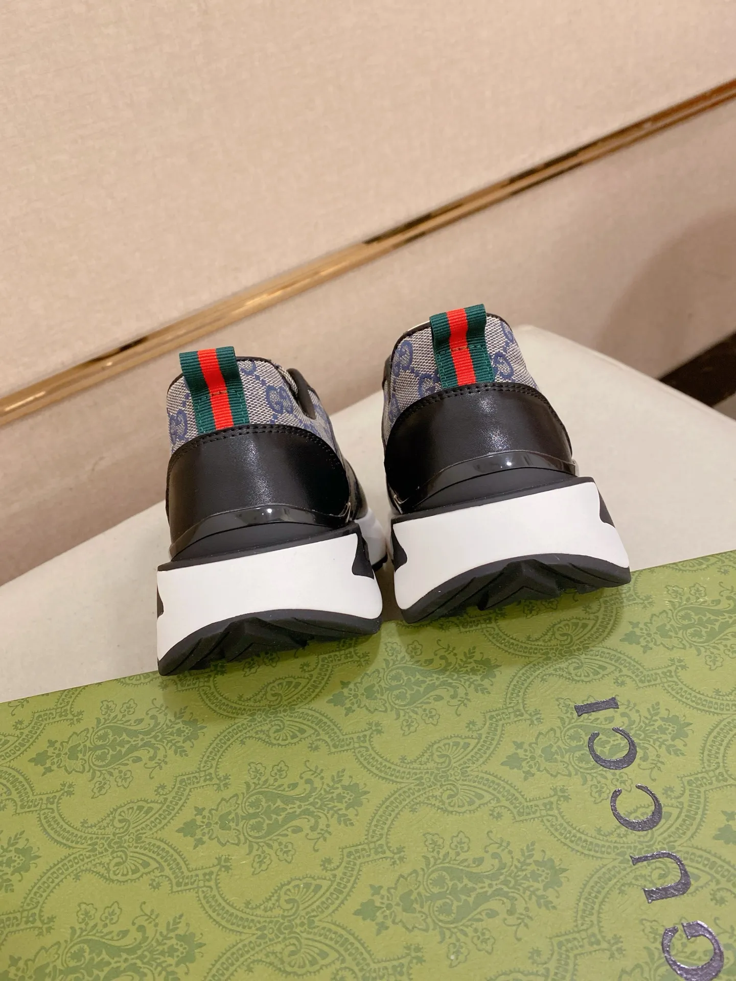 Factory price 462💰New GUCCI (Gucci) counters are launched simultaneously, new men's shoes, 😘fabrics are selected imported cowhide, lining: sheepskin lining. 👍🏿 High-end ☄️ air-cushion molded anti-slip rubber outsole, exquisite lines, simple and elegant, comfortable and high-end for leisure travel. Code number: 38 to 44 (45 can be customized and cannot be returned or exchanged)